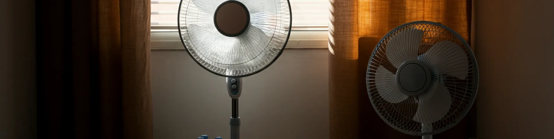Escena de una casa con persianas bajadas, un ventilador y elementos para combatir el calor