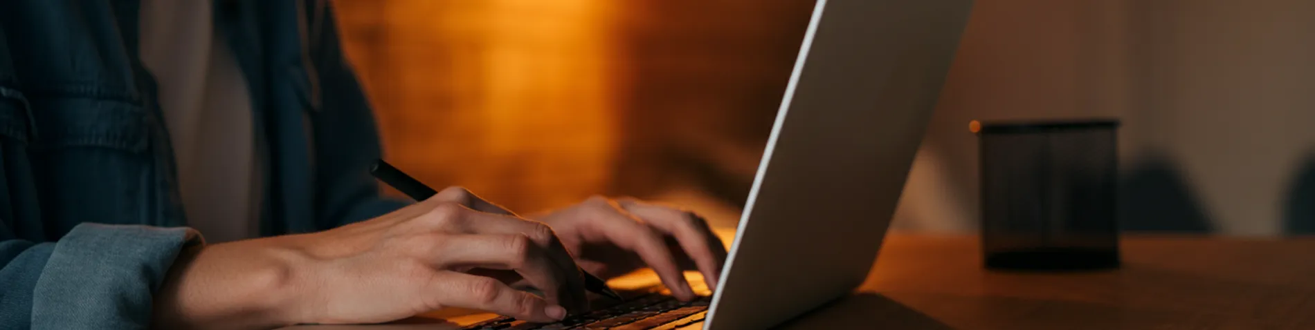 Una persona escribiendo en un portátil con asistencia de Inteligencia Artificial, simbolizando renovada pasión por el blog