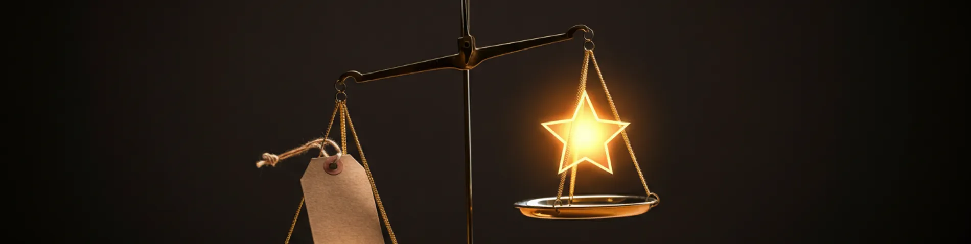 Una balanza de platillos con una etiqueta de precio en un lado y una estrella de calidad en el otro